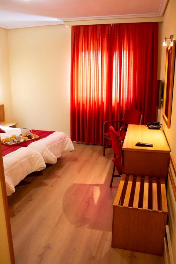 Hotel Helmantico Villares de la Reina Номер фото